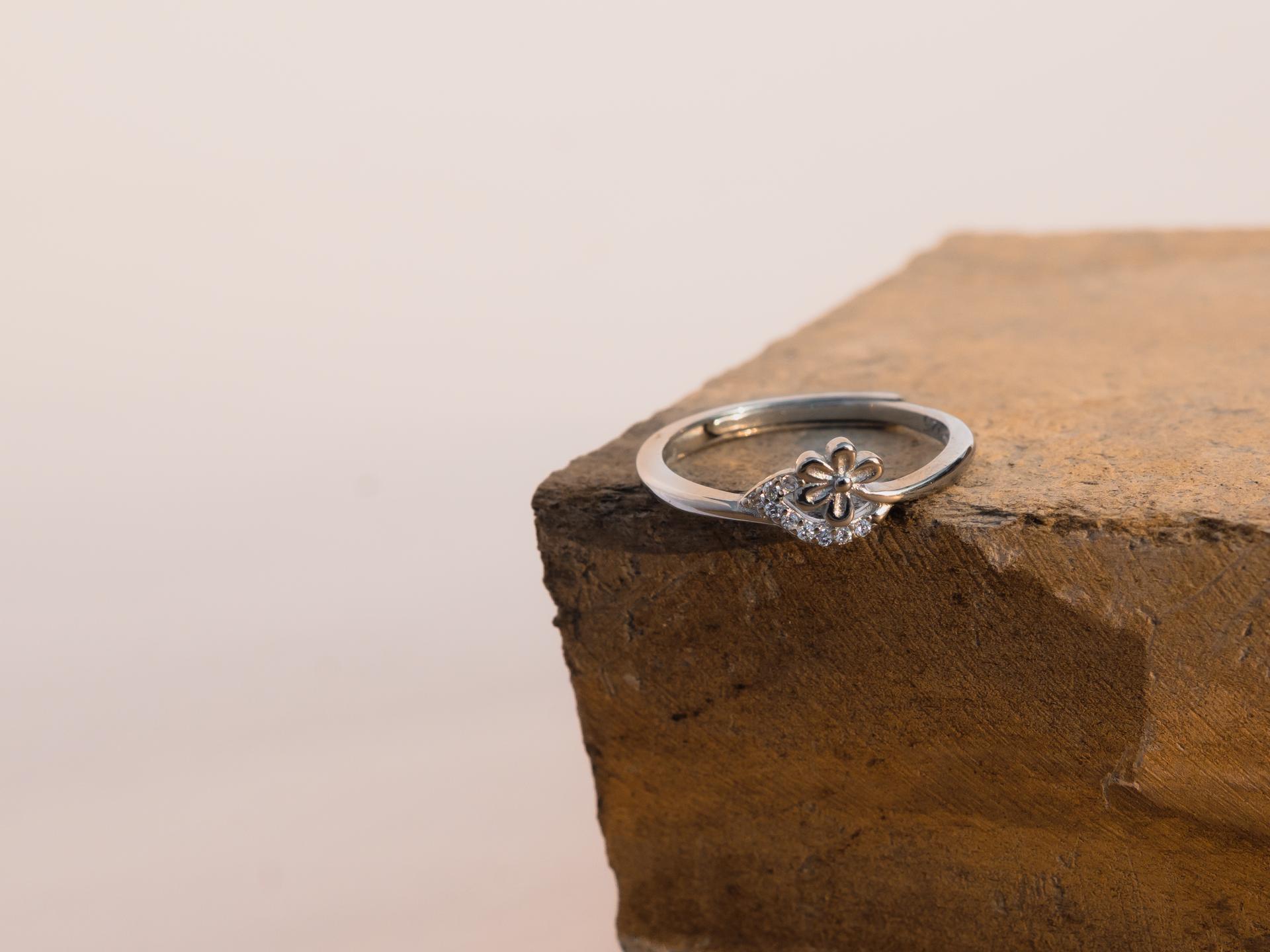 925 Sterling Silver Crystal Studded Flower Adjustable Ring